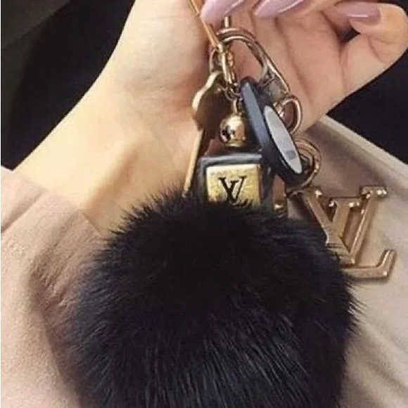 Michael Kors BLACK FOX FUR PEACE POM POM KEY CHARM - Picture 2 of 12